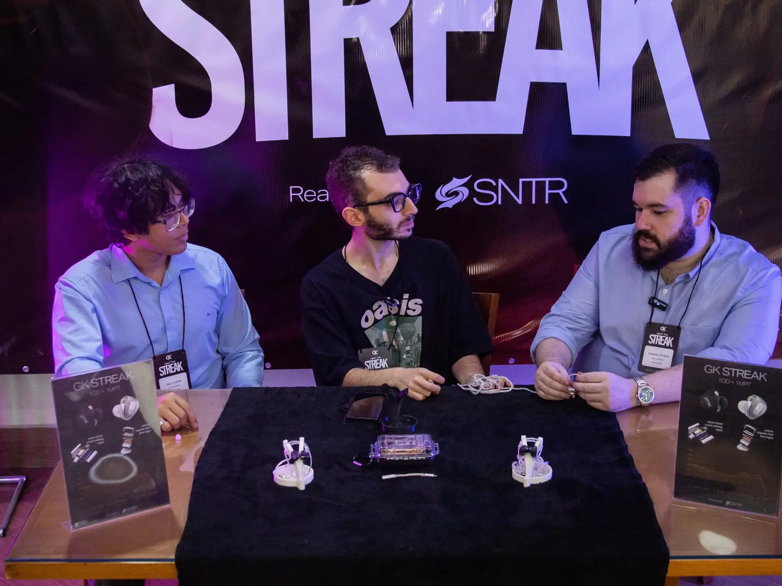 Mesa de teste do GK Streak Experience, com a galera ouvindo IEMs