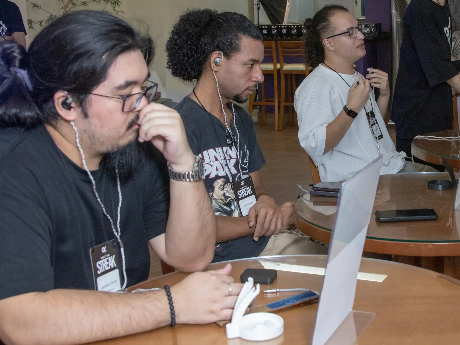 Participantes testando IEMs durante um encontro da Sonether