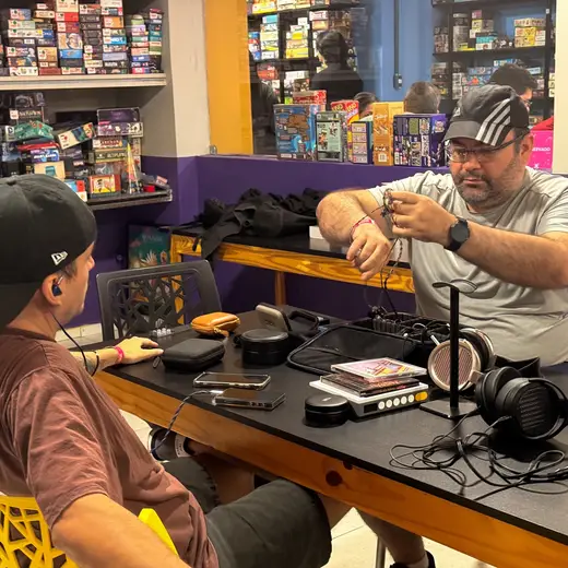 Participantes testando fones e IEMs num encontro anterior