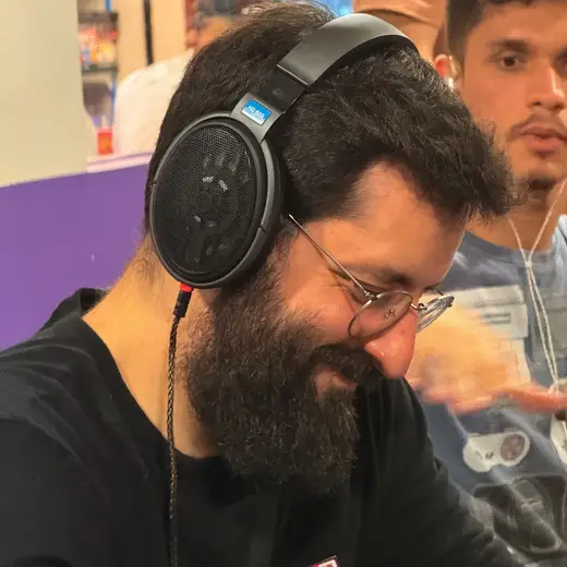 Participantes testando fones e IEMs num encontro anterior