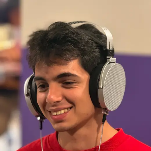 Participantes testando fones e IEMs num encontro anterior