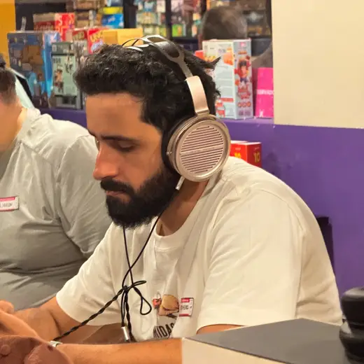Participantes testando fones e IEMs num encontro anterior